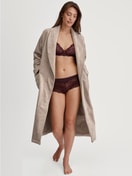 Damen-Model trägt Bademantel, Länge 120 cm aus Baumwolle in Beige, Einfarbig aus Serie Lounge Element von CALIDA, Zusatzbild