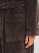 Damen-Model trägt Bademantel, Länge 120 cm aus Baumwolle in Braun, Einfarbig aus Serie Alpine LW von CALIDA, Detail