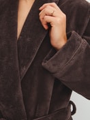 Damen-Model trägt Bademantel, Länge 120 cm aus Baumwolle in Braun, Einfarbig aus Serie Alpine LW von CALIDA, Detail