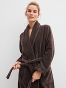 Damen-Model trägt Bademantel, Länge 120 cm aus Baumwolle in Braun, Einfarbig aus Serie Alpine LW von CALIDA, Zusatzbild