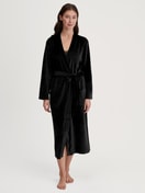 Damen-Model trägt Kimono aus Velours, Länge 125 cm aus Baumwolle in Schwarz, Einfarbig aus Serie Favourites Seduction von CALIDA, Vorderansicht