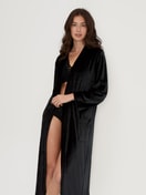 Damen-Model trägt Kimono aus Velours, Länge 125 cm aus Baumwolle in Schwarz, Einfarbig aus Serie Favourites Seduction von CALIDA, Vorderansicht