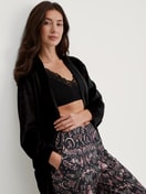 Damen-Model trägt Kimono aus Velours, Länge 125 cm aus Baumwolle in Schwarz, Einfarbig aus Serie Favourites Seduction von CALIDA, Zusatzbild