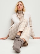 Damen-Model trägt Stricksocken aus Wolle in Braun,  aus Serie Alpine M&M von CALIDA, Zusatzbild