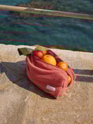 La modella / Il modello Donna indossa Borsa cosmetica in spugna in Cotone di colore Marrone, A righe, della serie Lounge Stripe di CALIDA, Immagine aggiuntiva