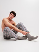 Herren-Model trägt Wollsocken aus Wolle in Braun, Einfarbig aus Serie RMX Flannel Mood von CALIDA, Zusatzbild