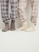 Herren-Model trägt Wollsocken aus Wolle in Braun, Einfarbig aus Serie RMX Flannel Mood von CALIDA, Zusatzbild