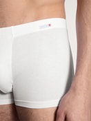 Herren-Model trägt Shirt + Boxer Brief aus Baumwolle in Weiß, Einfarbig aus Serie Evolution von CALIDA, Vorderansicht, Weißer Hintergrund
