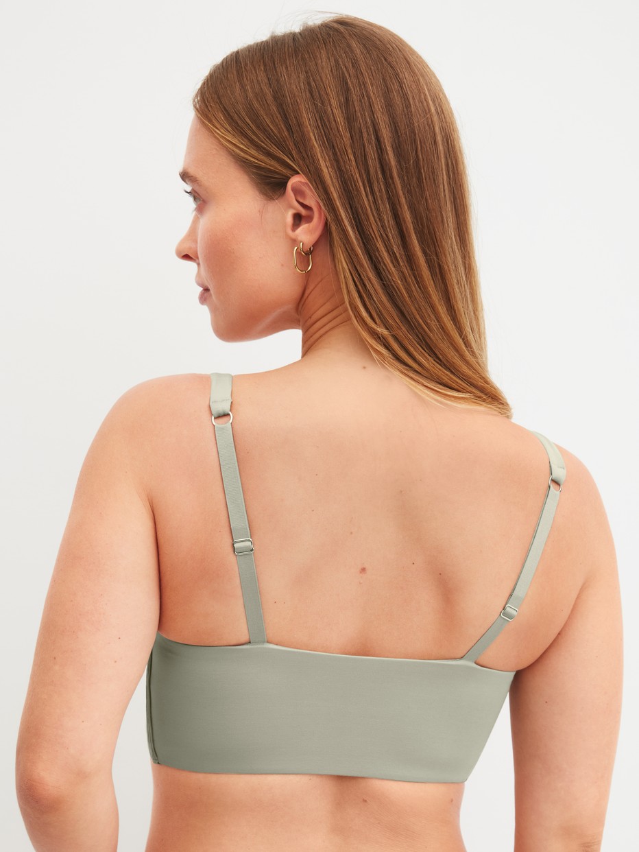 Damen-Model trägt Bustier mit verstellbaren Trägern aus Modal in Grün, Einfarbig aus Serie Natural Skin von CALIDA, Rückansicht