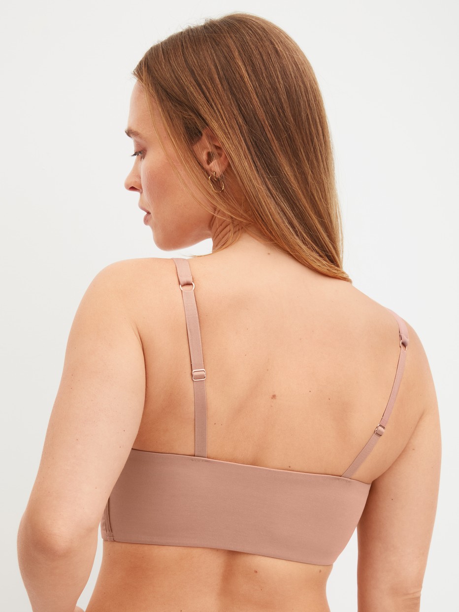 La modella / Il modello Donna indossa Bustier con spalline regolabili in Modal di colore Grigio, Tinta unita, della serie Natural Skin di CALIDA, Vista posteriore