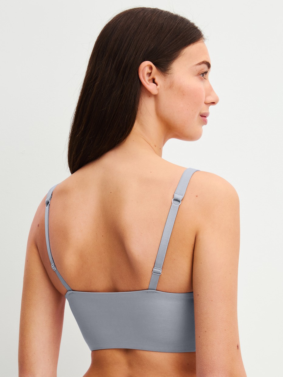 Le mannequin Femme porte le/la Bustier à bretelles réglables en Modal de couleur Gris, Unicolore, de la série Natural Skin de CALIDA, Vue arrière