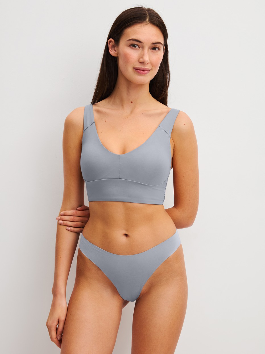 Le mannequin Femme porte le/la Bustier à bretelles réglables en Modal de couleur Gris, Unicolore, de la série Natural Skin de CALIDA, Tenue