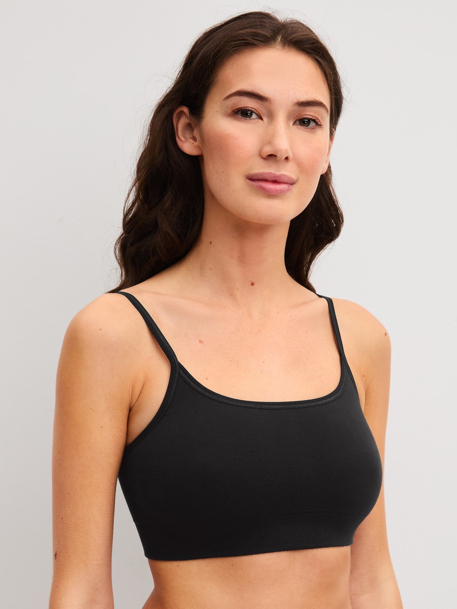 La modella / Il modello Donna indossa Bustier in Modal di colore Nero, Tinta unita, della serie Seamless Natural di CALIDA, Vista frontale