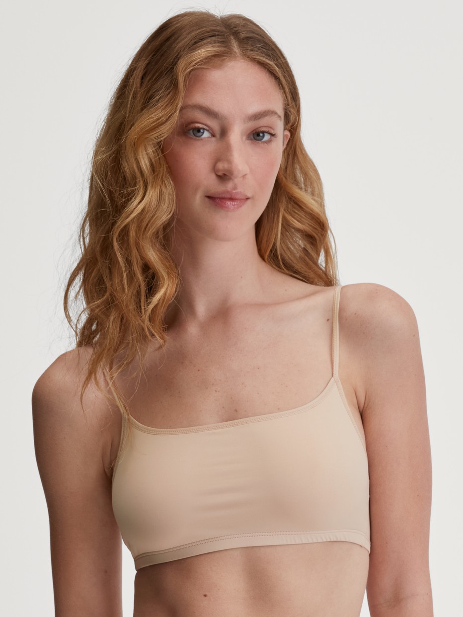 Damen-Model trägt Bustier aus Baumwolle in Rosa, Einfarbig aus Serie Sleek Skin von CALIDA, Vorderansicht