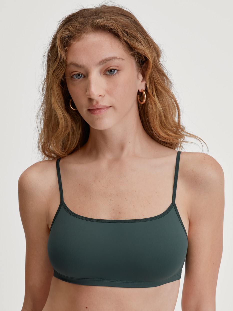 Damen-Model trägt Bustier aus Baumwolle in Grün, Einfarbig aus Serie Sleek Skin von CALIDA, Vorderansicht