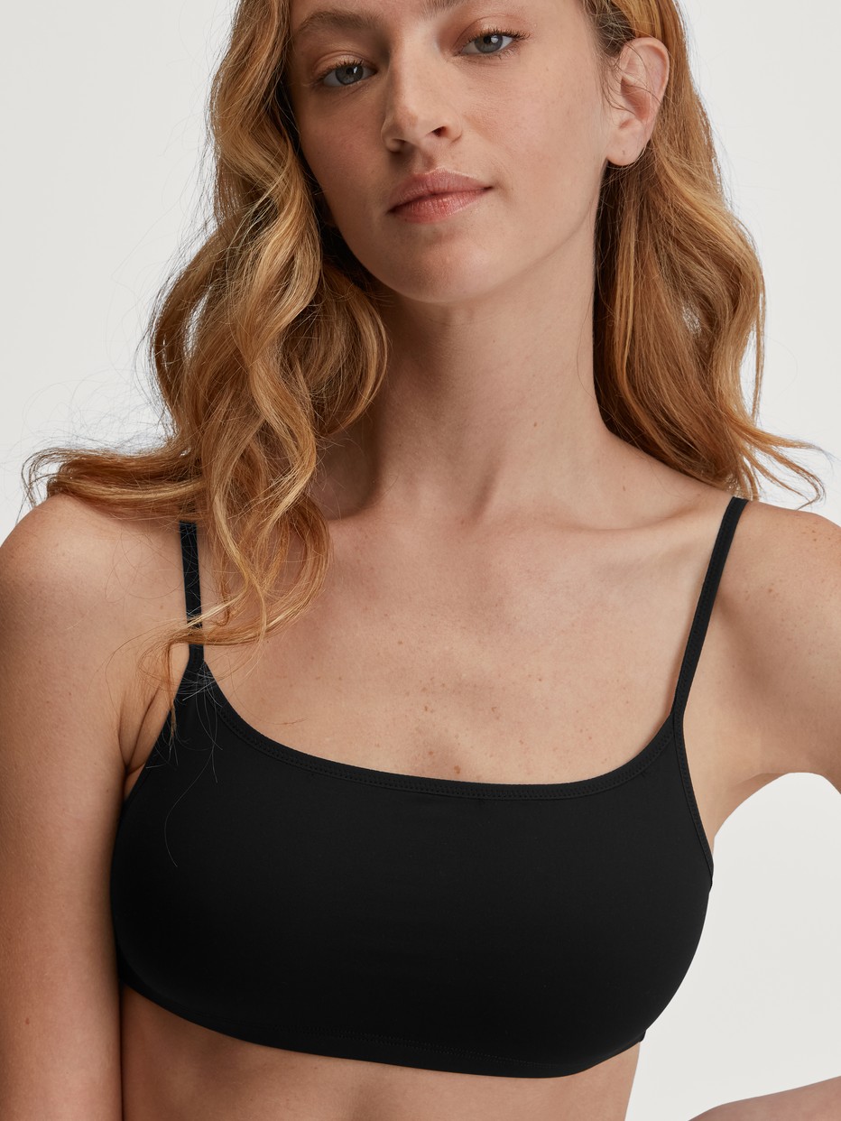 Damen-Model trägt Bustier aus Baumwolle in Schwarz, Einfarbig aus Serie Sleek Skin von CALIDA, Detail