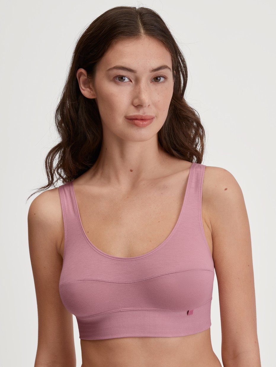 Damen-Model trägt Bustier mit Softbund aus Baumwolle in Rosa, Einfarbig aus Serie Elastic von CALIDA, Vorderansicht