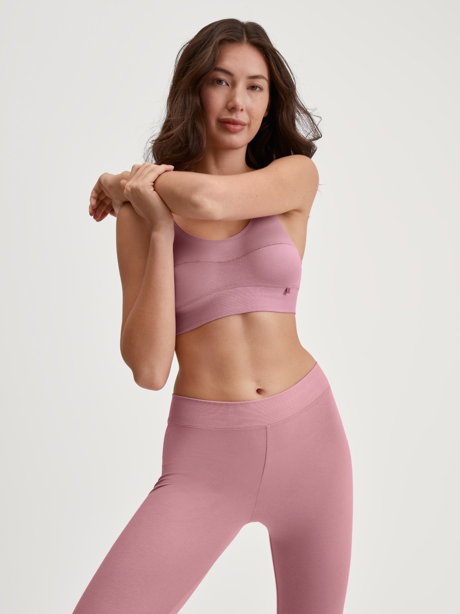 Damen-Model trägt Bustier mit Softbund aus Baumwolle in Rosa, Einfarbig aus Serie Elastic von CALIDA, Zusatzbild
