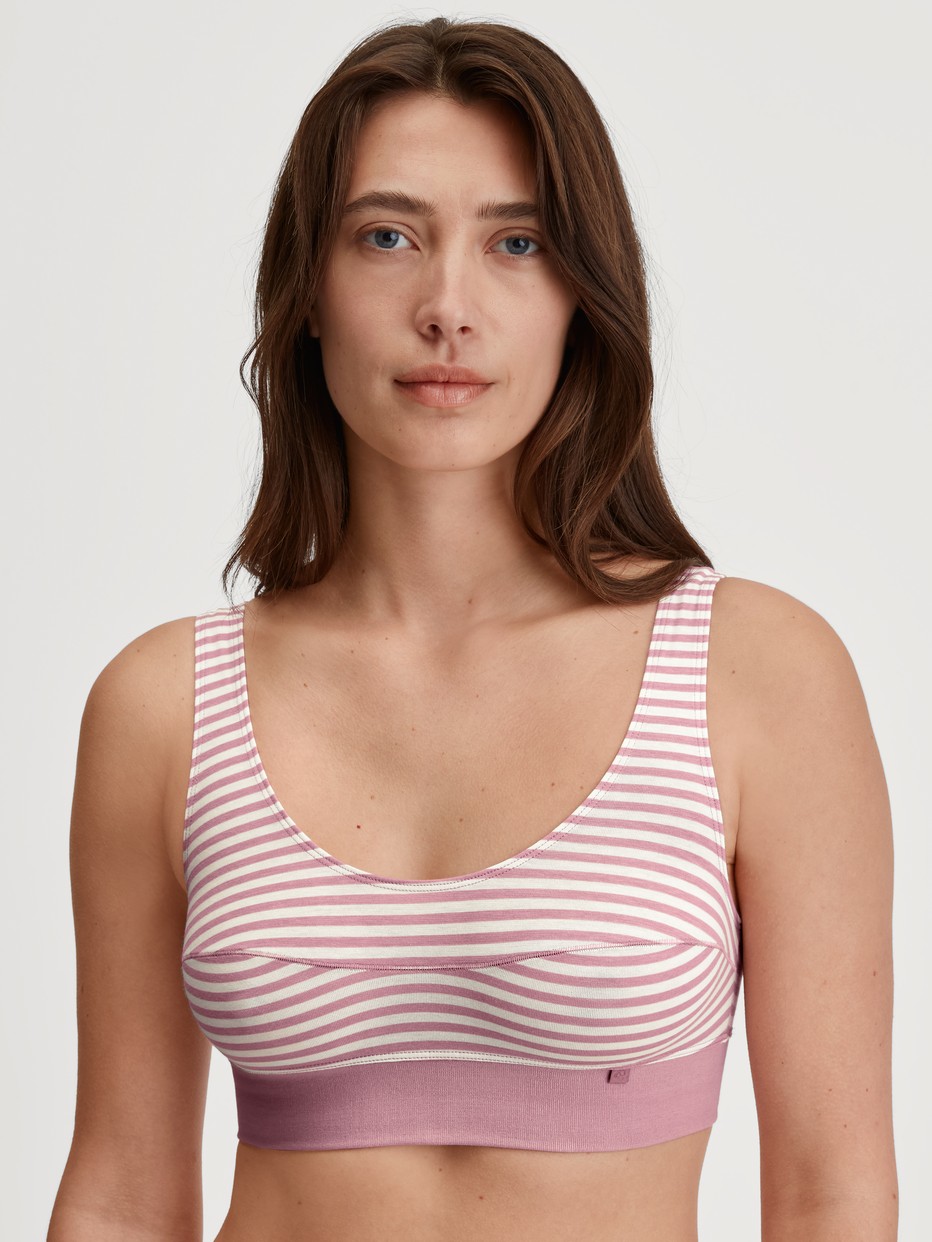 Damen-Model trägt Bustier mit Softbund aus Baumwolle in Rosa, Gestreift aus Serie Elastic von CALIDA, Vorderansicht