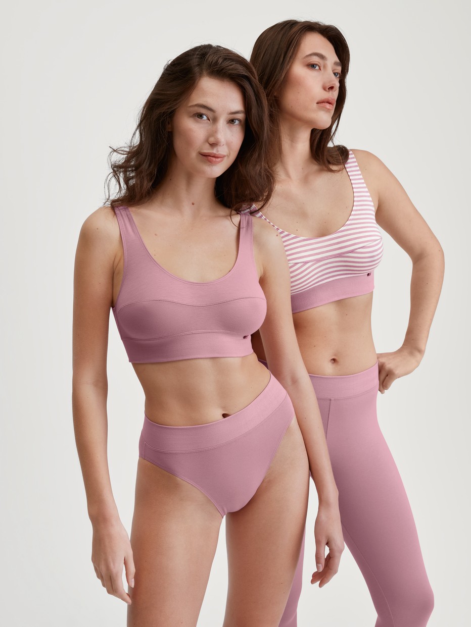Damen-Model trägt Bustier mit Softbund aus Baumwolle in Rosa, Gestreift aus Serie Elastic von CALIDA, Zusatzbild