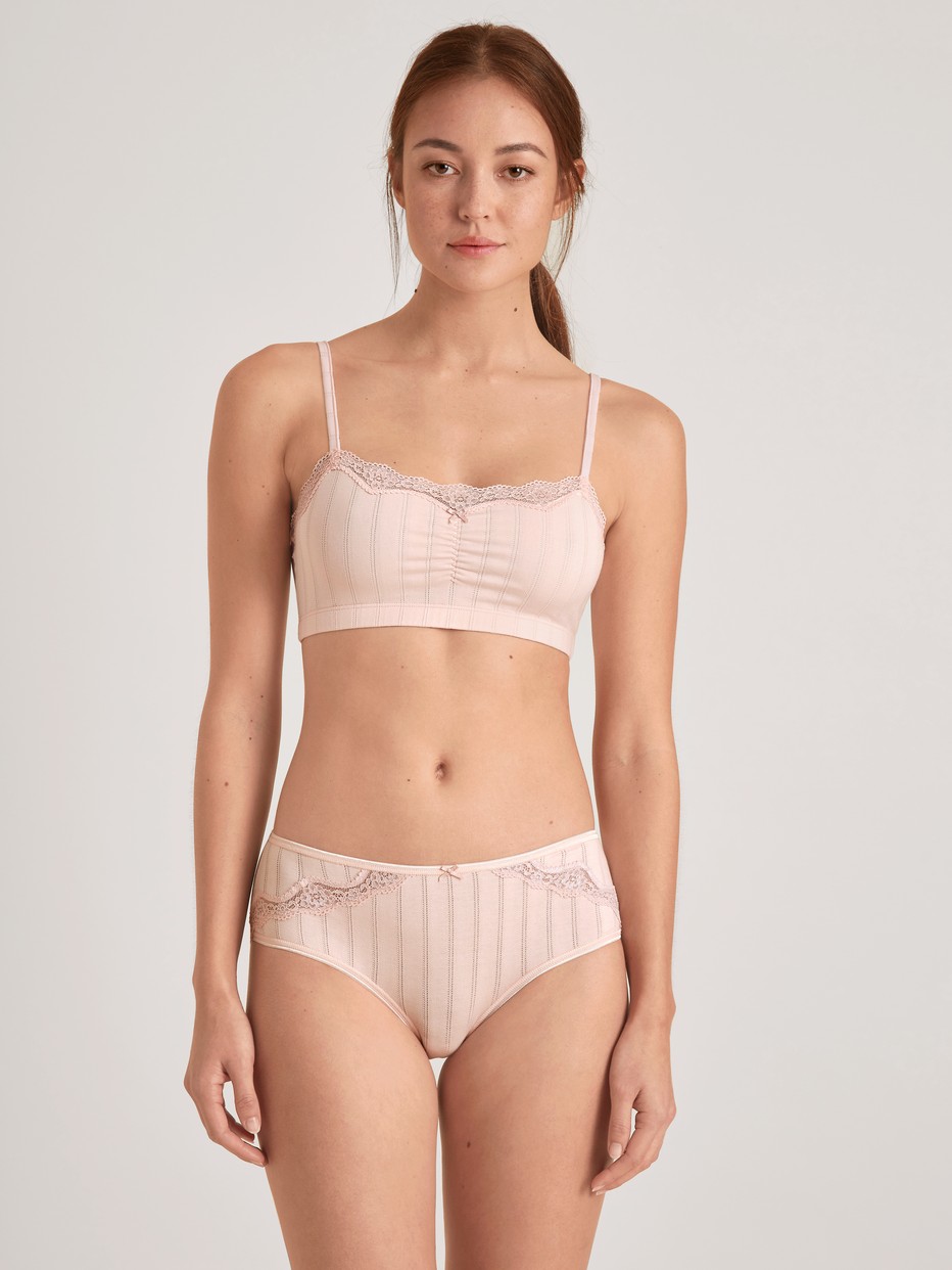 Damen-Model trägt Bustier aus Baumwolle in Rosa, Spitze aus Serie Etude Toujours von CALIDA, Vorderansicht, Outfit