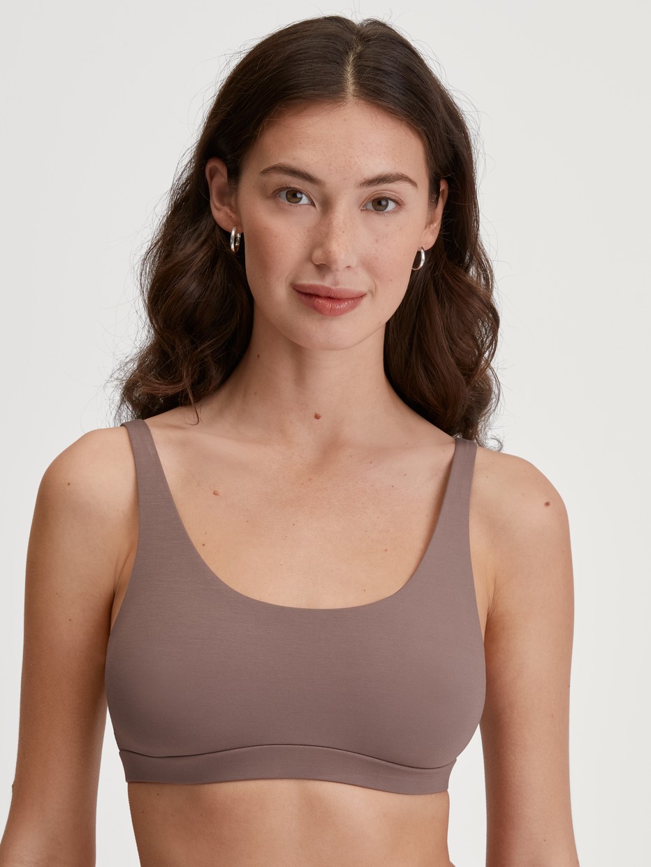 Damen-Model trägt Bustier aus Modal in Braun, Einfarbig aus Serie Natural Skin von CALIDA, Vorderansicht