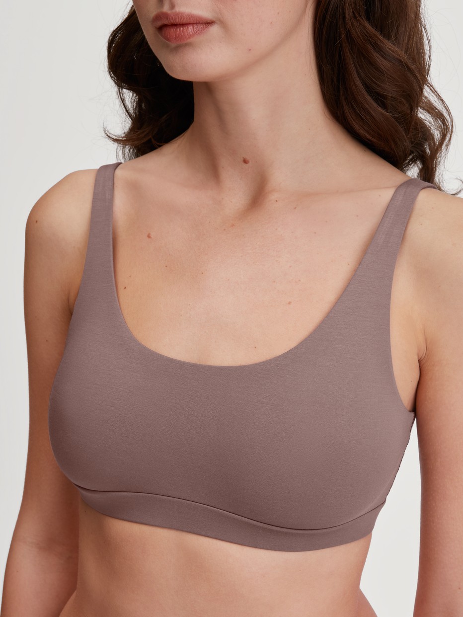 Damen-Model trägt Bustier aus Modal in Braun, Einfarbig aus Serie Natural Skin von CALIDA, Detail