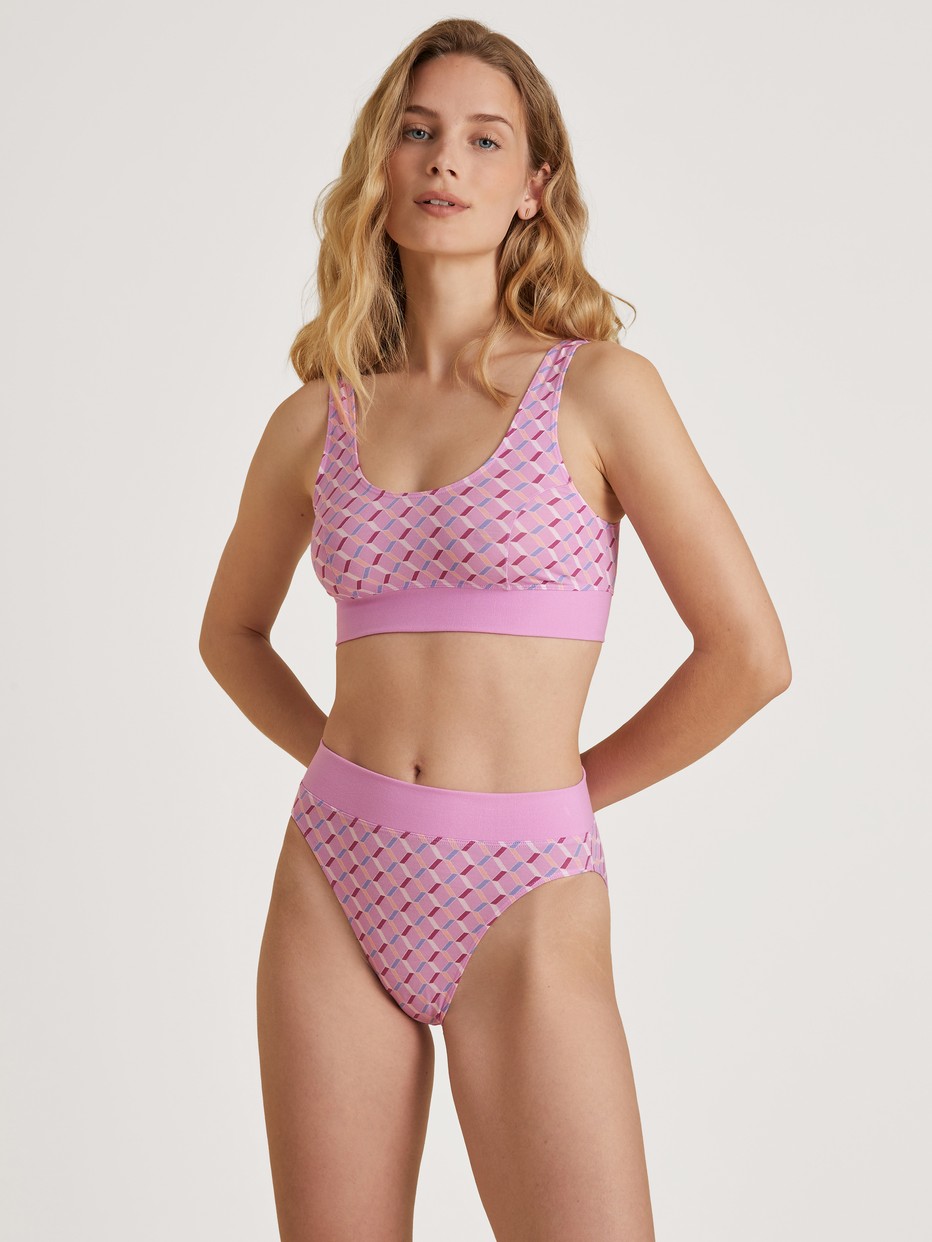 Damen-Model trägt Bustier mit Softbund aus Baumwolle in Rosa, Motiv aus Serie Elastic Trend von CALIDA, Vorderansicht, Outfit
