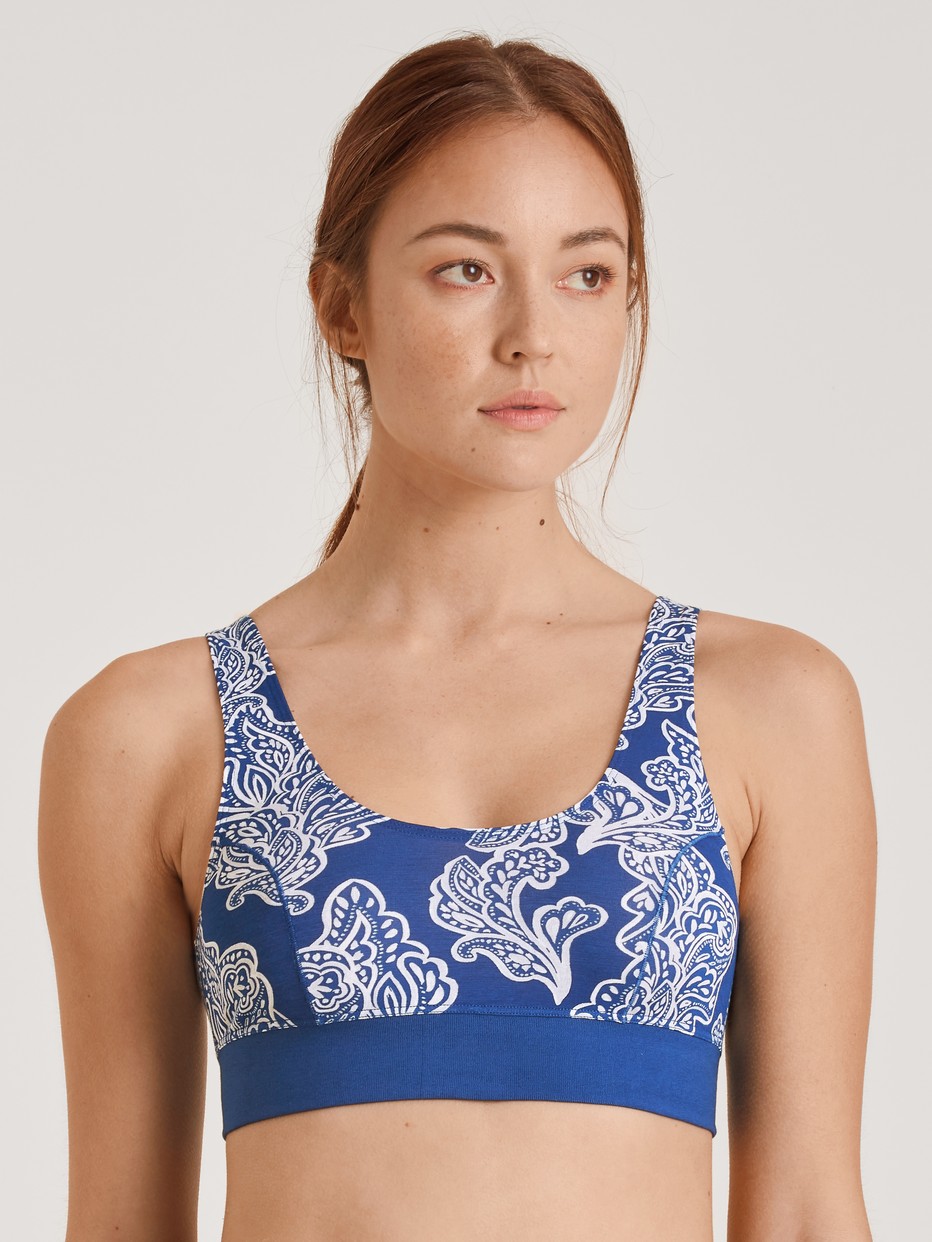 Damen-Model trägt Bustier mit Softbund aus Baumwolle in Blau, Motiv aus Serie Elastic Trend von CALIDA, Vorderansicht