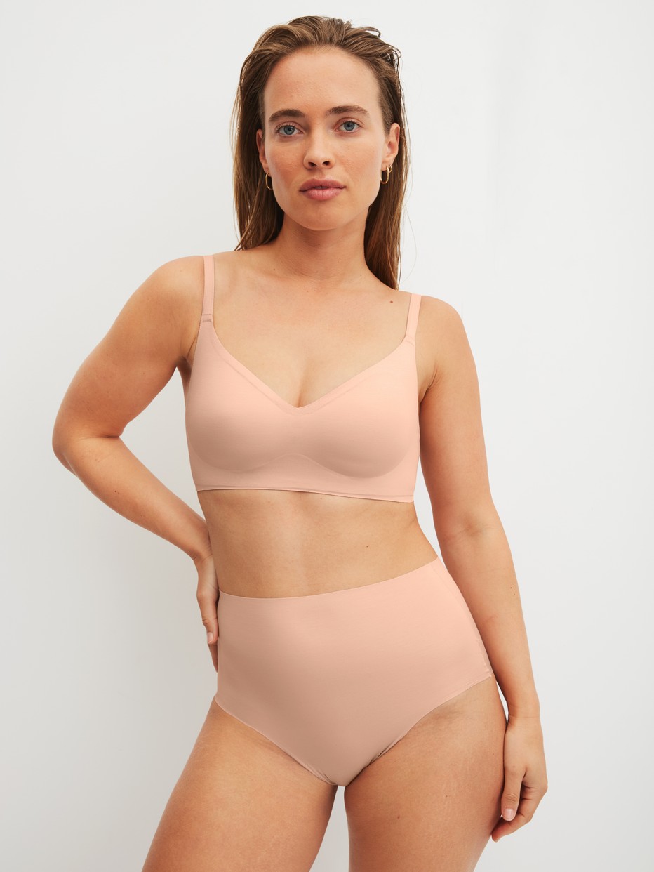 Damen-Model trägt Soft-BH mit herausnehmbaren Pads aus Modal in Rosa, Einfarbig aus Serie Natural Skin von CALIDA, Outfit