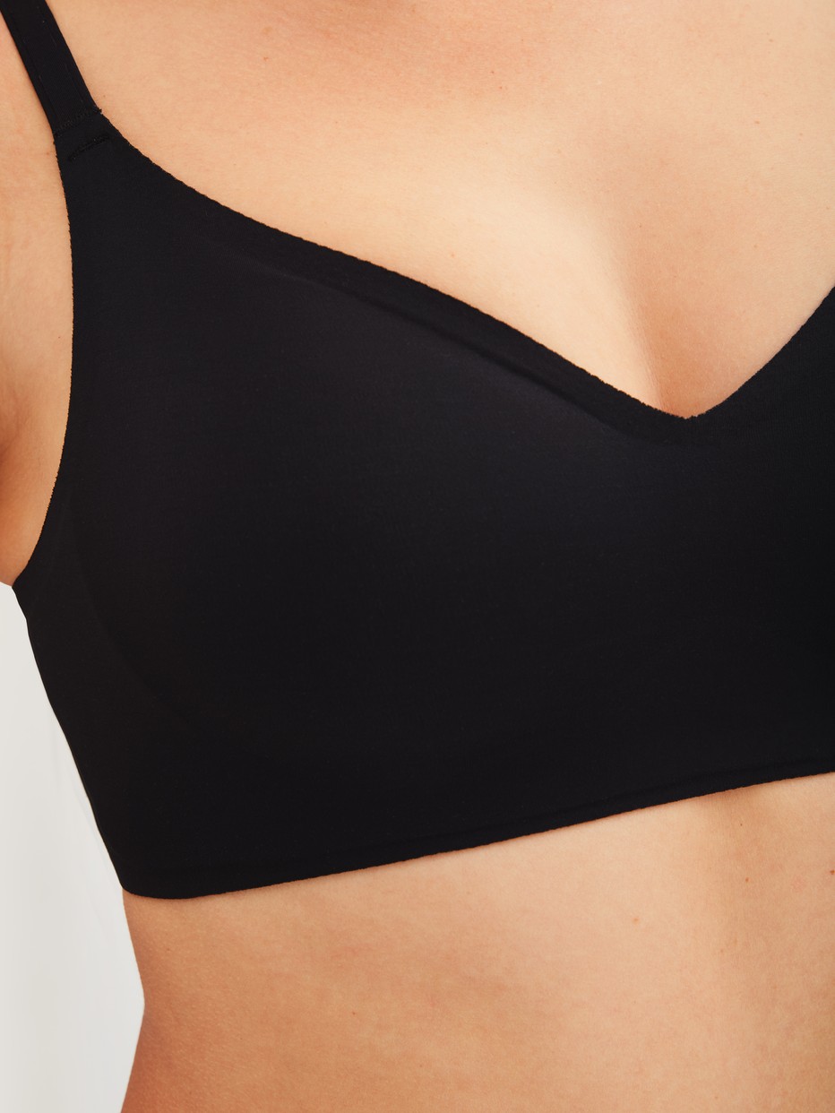 Damen-Model trägt Soft-BH mit herausnehmbaren Pads aus Modal in Schwarz, Einfarbig aus Serie Natural Skin von CALIDA, Detail