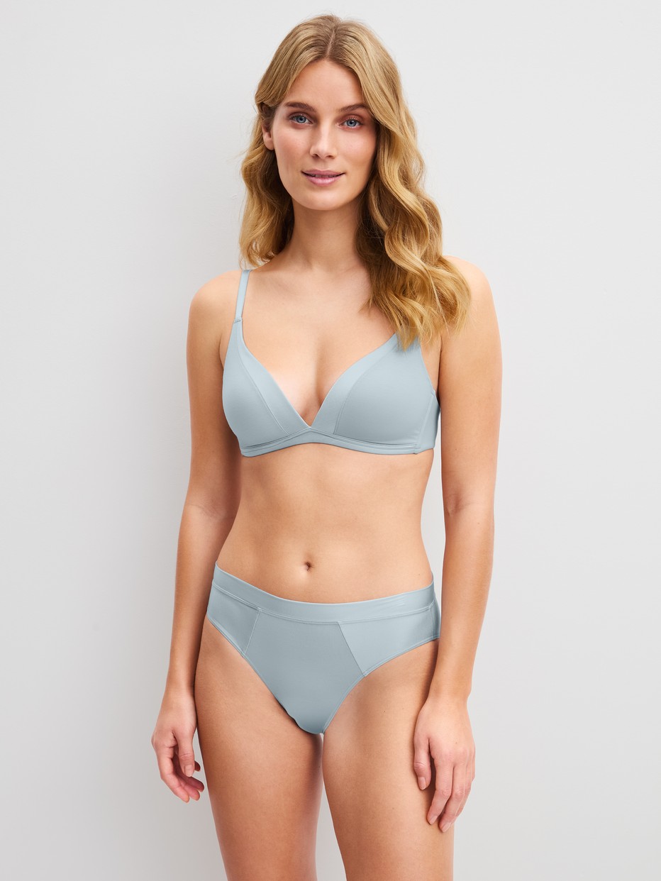 Le mannequin Femme porte le/la Soutien-gorge sans armatures en Coton de couleur Bleu, Unicolore, de la série Cate de CALIDA, Tenue