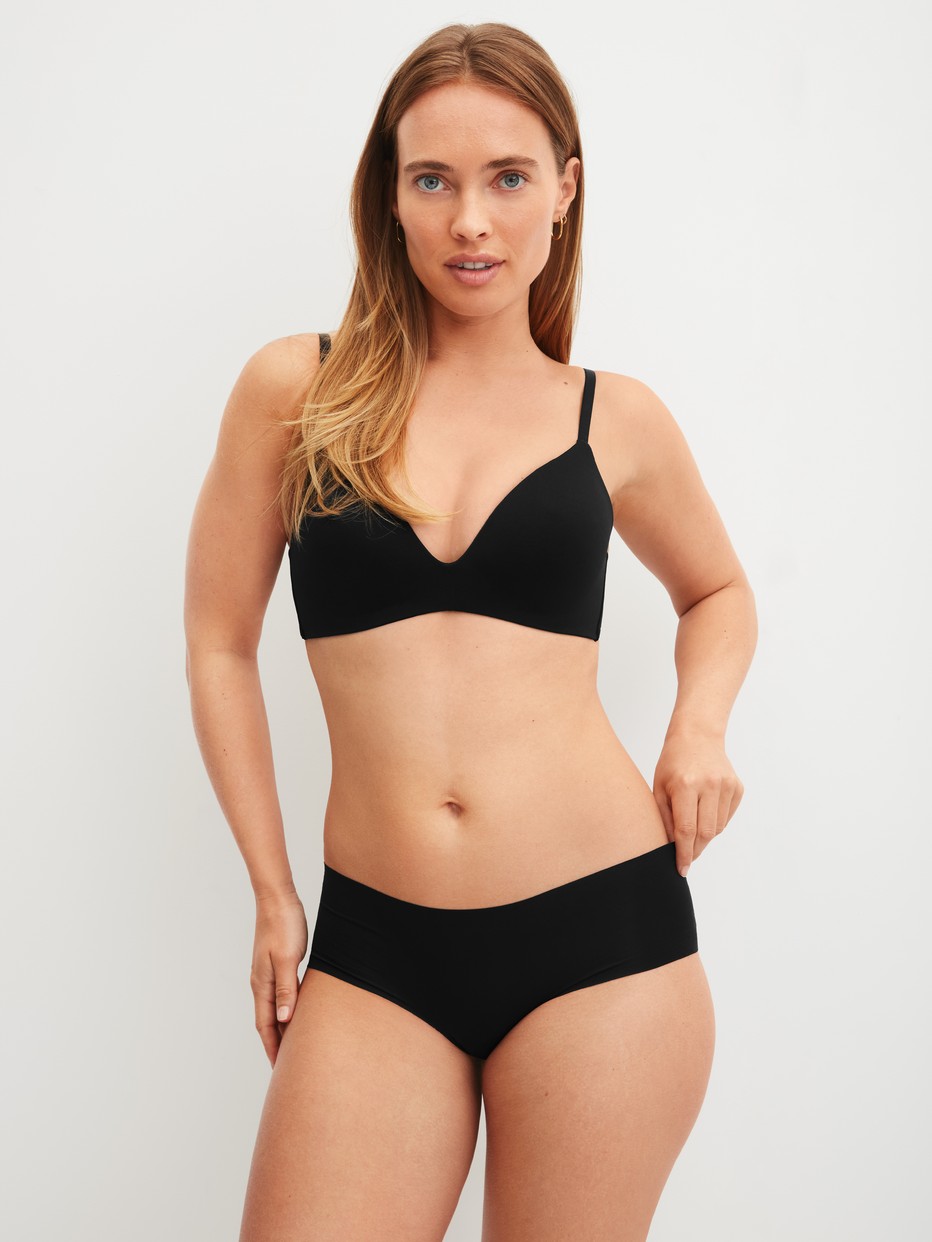 Women model is wearing Padded bra without underwire made of Polyamide in Black, Unicoloured from the Sleek Skin series by CALIDA, Outfit