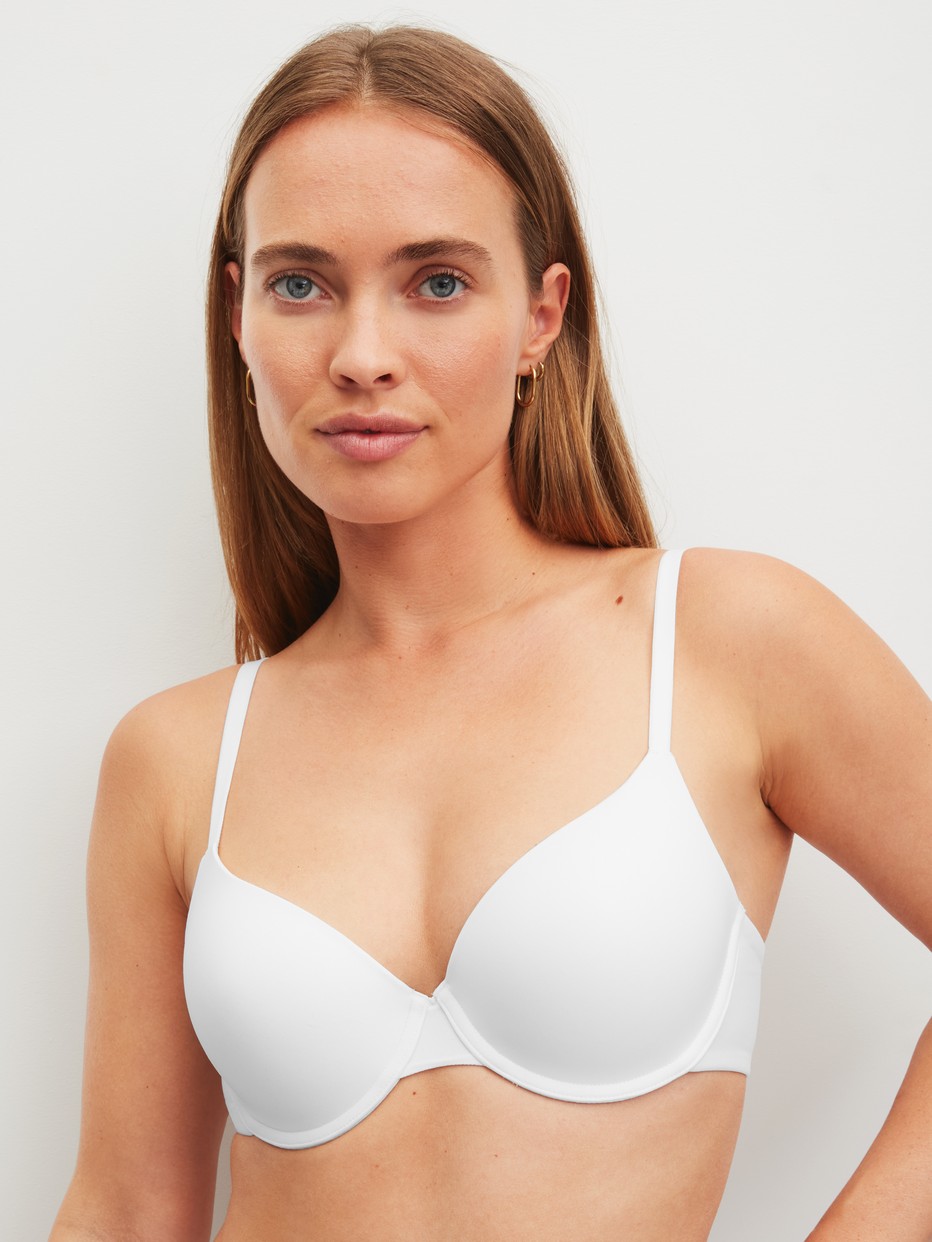 Damen-Model trägt Bügel-BH aus Polyamid in Weiß, Einfarbig aus Serie Sleek Skin von CALIDA, Vorderansicht