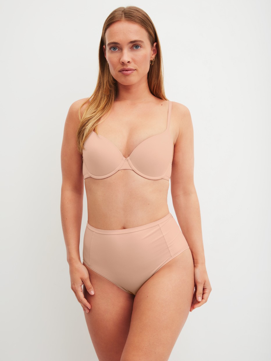 La modella / Il modello Donna indossa Reggiseno con ferretto in Poliammide di colore Beige, Tinta unita, della serie Sleek Skin di CALIDA, Abbigliamento