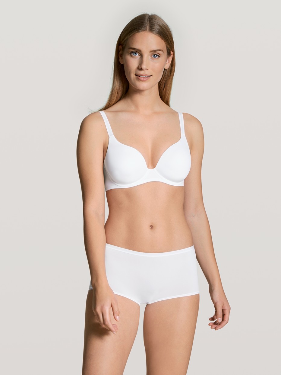 Damen-Model trägt Bügel-BH aus Polyamid in Weiß, Einfarbig aus Serie Eco Sense von CALIDA, Outfit, Vorderansicht