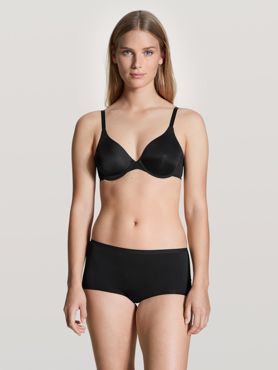 Damen-Model trägt Bügel-BH aus Polyamid in Schwarz, Einfarbig aus Serie Eco Sense von CALIDA, Outfit, Vorderansicht