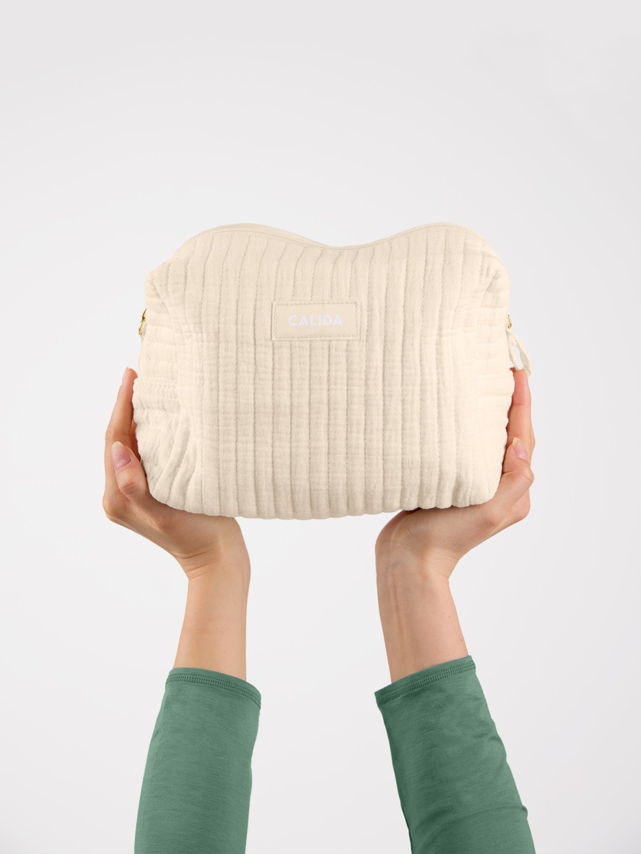 -Model trägt Kosmetiktasche aus  in Beige,  aus Serie Accessoires von CALIDA, Vorderansicht