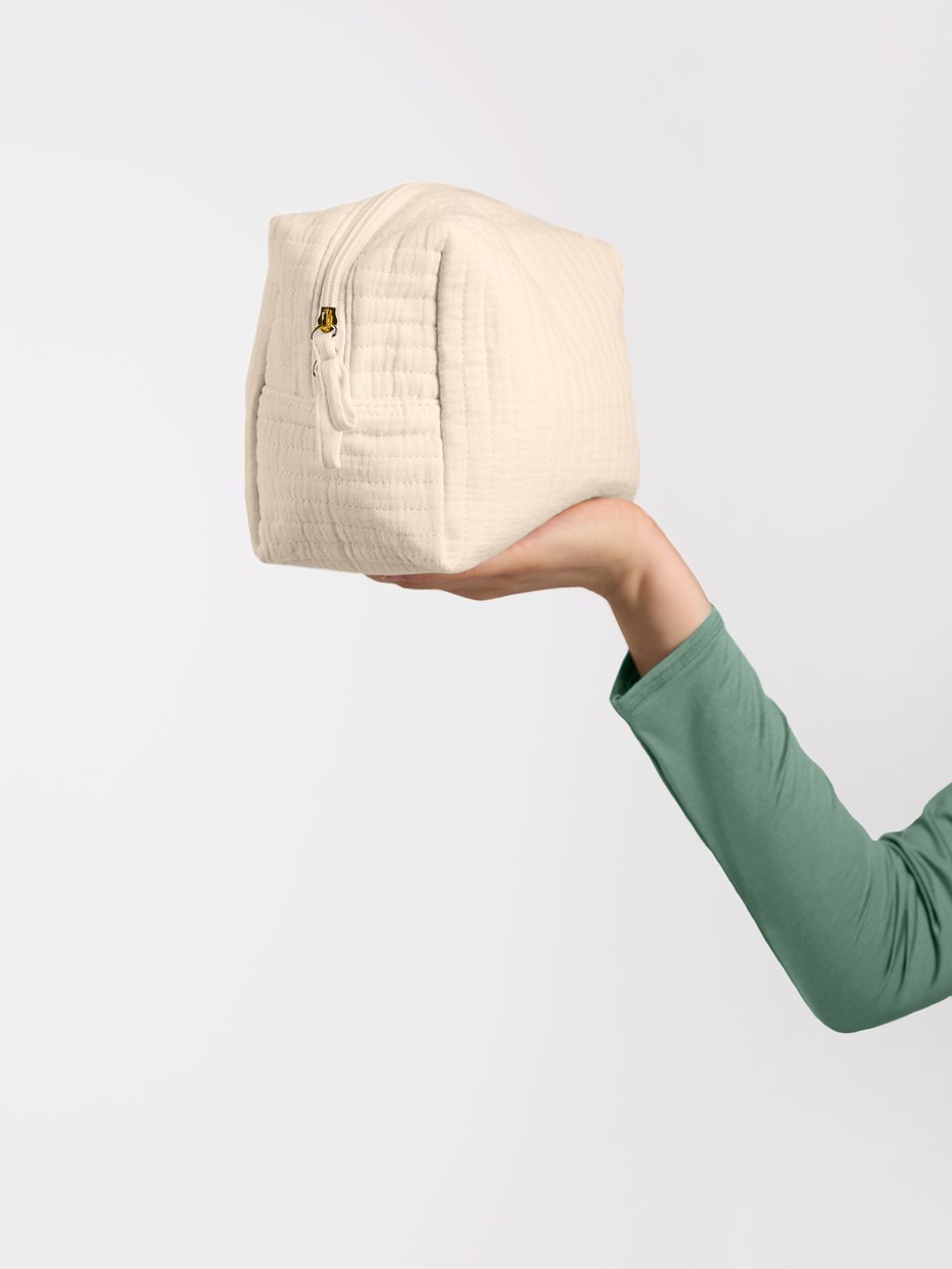 -Model trägt Kosmetiktasche aus  in Beige,  aus Serie Accessoires von CALIDA, Rückansicht