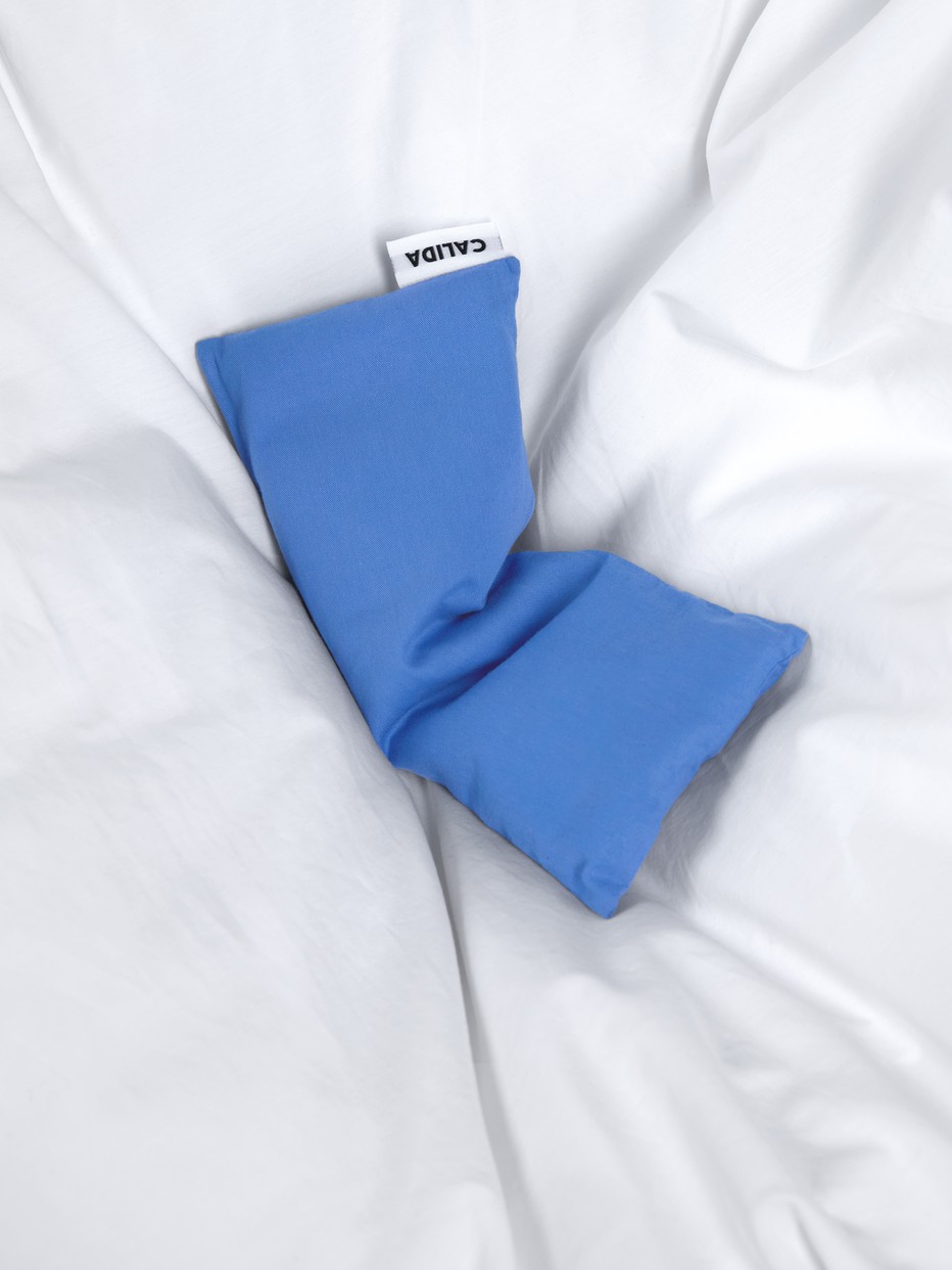 Le mannequin  porte le/la Coussin pour les yeux en  de couleur Bleu, , de la série Accessoires de CALIDA, Vue arrière