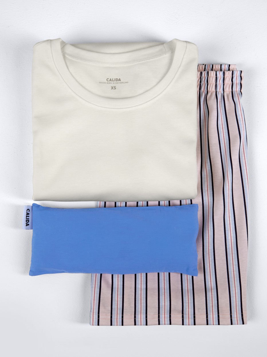 Le mannequin  porte le/la Coussin pour les yeux en  de couleur Bleu, , de la série Accessoires de CALIDA, Image supplémentaire