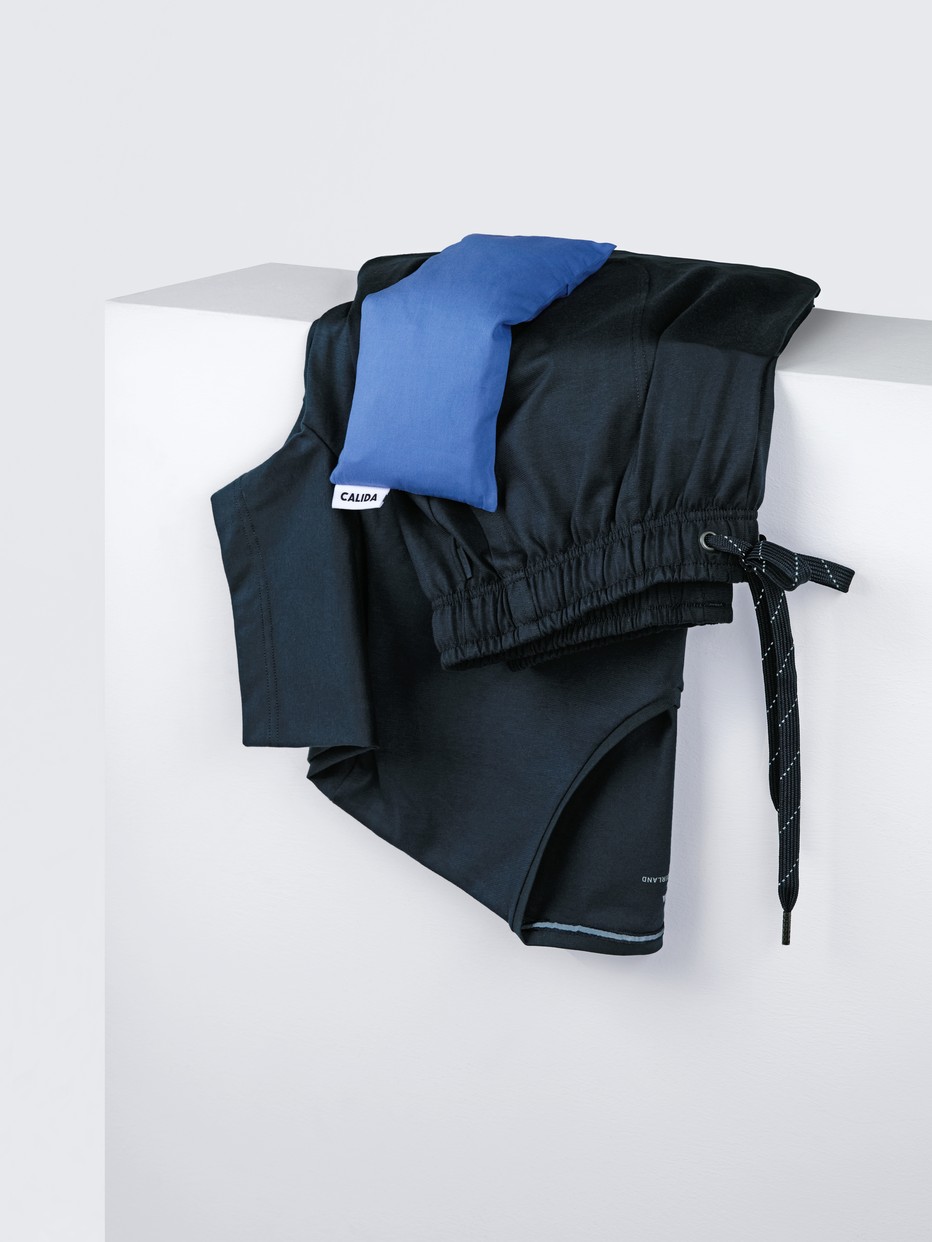 Le mannequin  porte le/la Coussin pour les yeux en  de couleur Bleu, , de la série Accessoires de CALIDA, Image supplémentaire