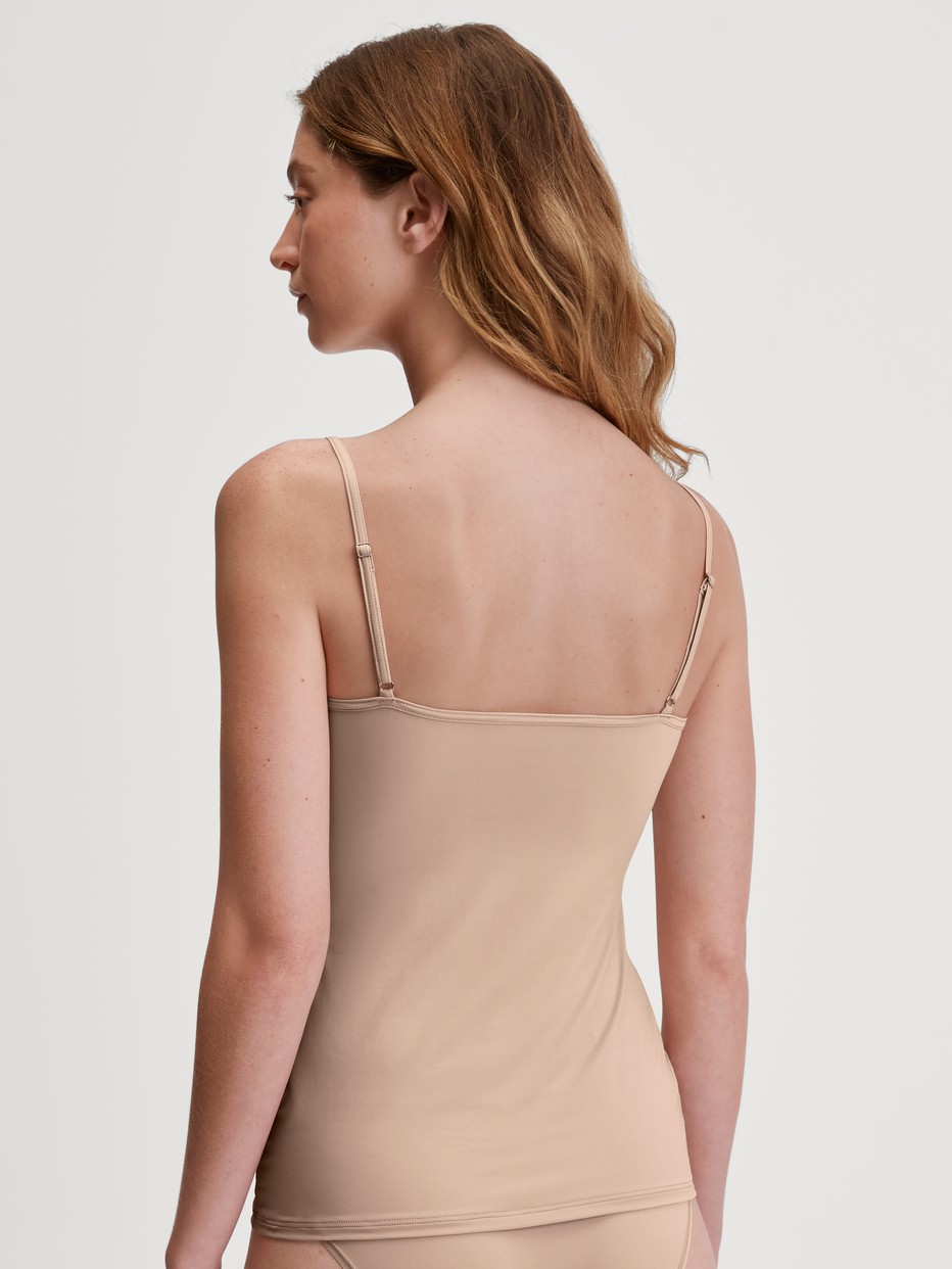 La modella / Il modello Donna indossa Top con spalline in Cotone di colore Rosa, Tinta unita, della serie Sleek Skin di CALIDA, Vista posteriore