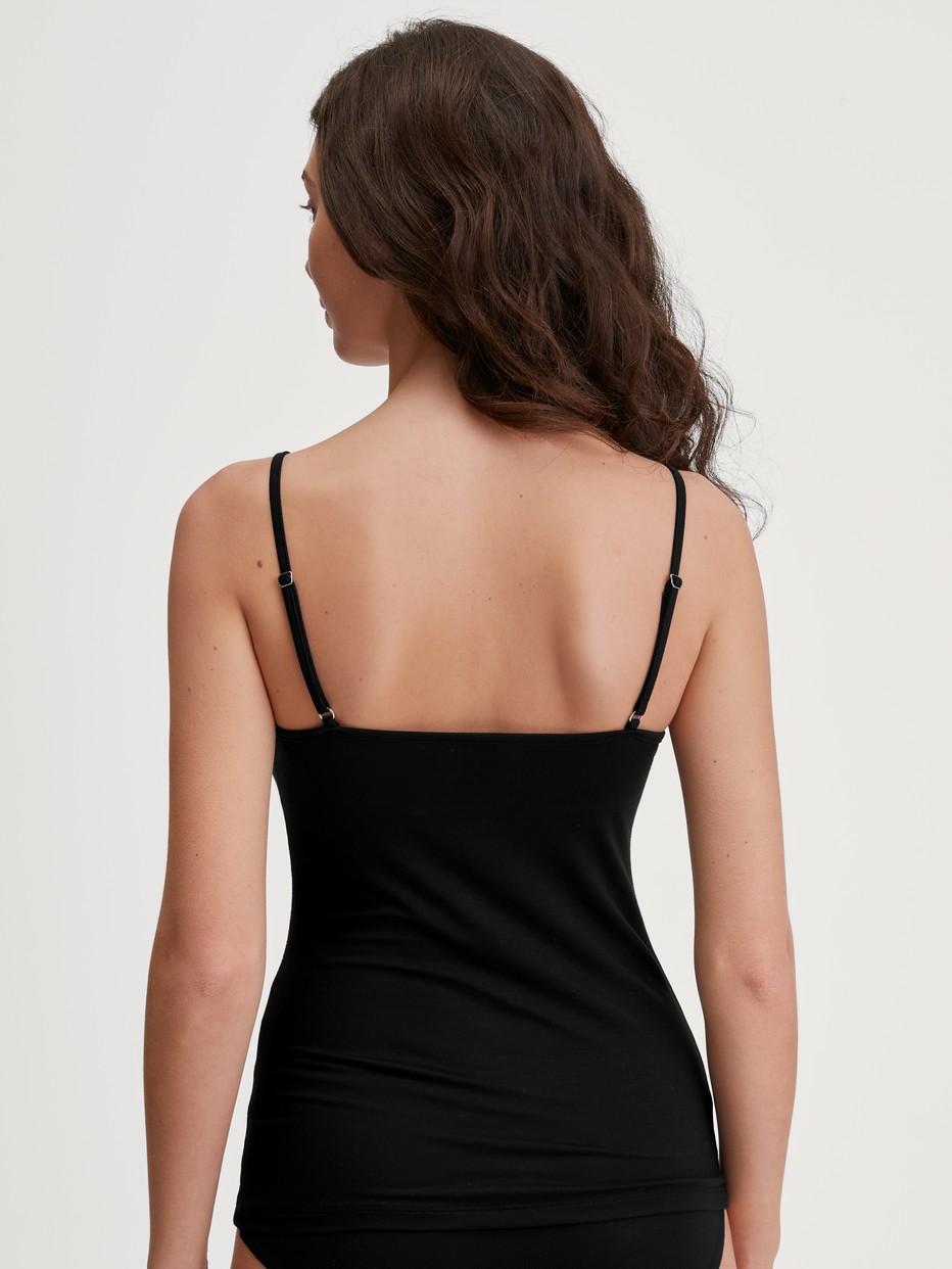 Damen-Model trägt Spaghetti-Top aus Modal in Schwarz, Spitze aus Serie Seduction Lace von CALIDA, Rückansicht