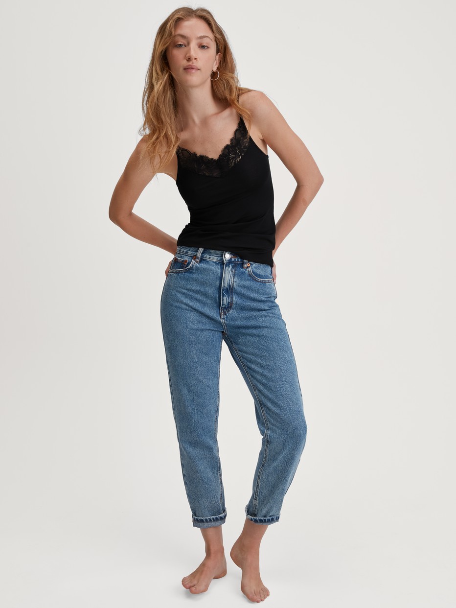 Damen-Model trägt Spaghetti-Top aus Modal in Schwarz, Spitze aus Serie Seduction Lace von CALIDA, Zusatzbild