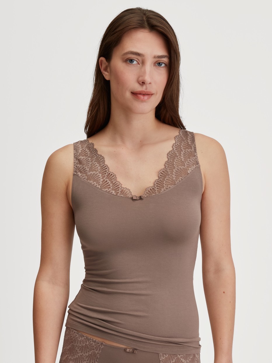 Damen-Model trägt Tank-Top aus Modal in Braun, Spitze aus Serie Modal Sense von CALIDA, Vorderansicht