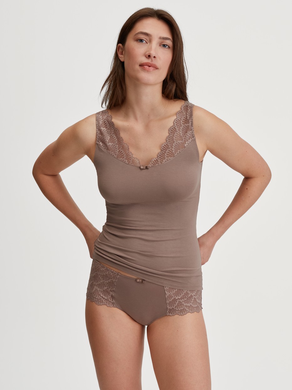 Damen-Model trägt Tank-Top aus Modal in Braun, Spitze aus Serie Modal Sense von CALIDA, Outfit