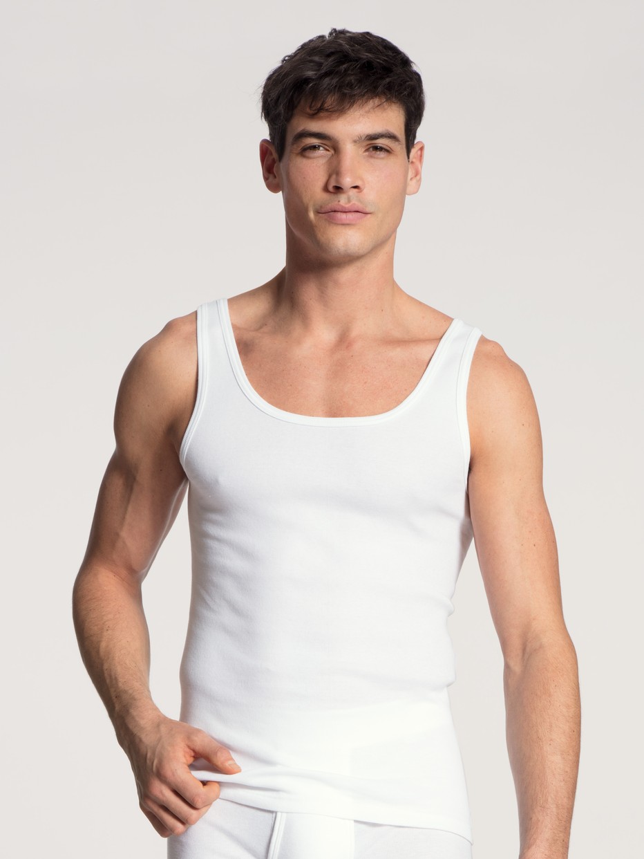 La modella / Il modello Uomo indossa  in 100% cotone di colore Bianco, Tinta unita, della serie Cotton 1:1 Duo di CALIDA, Vista frontale