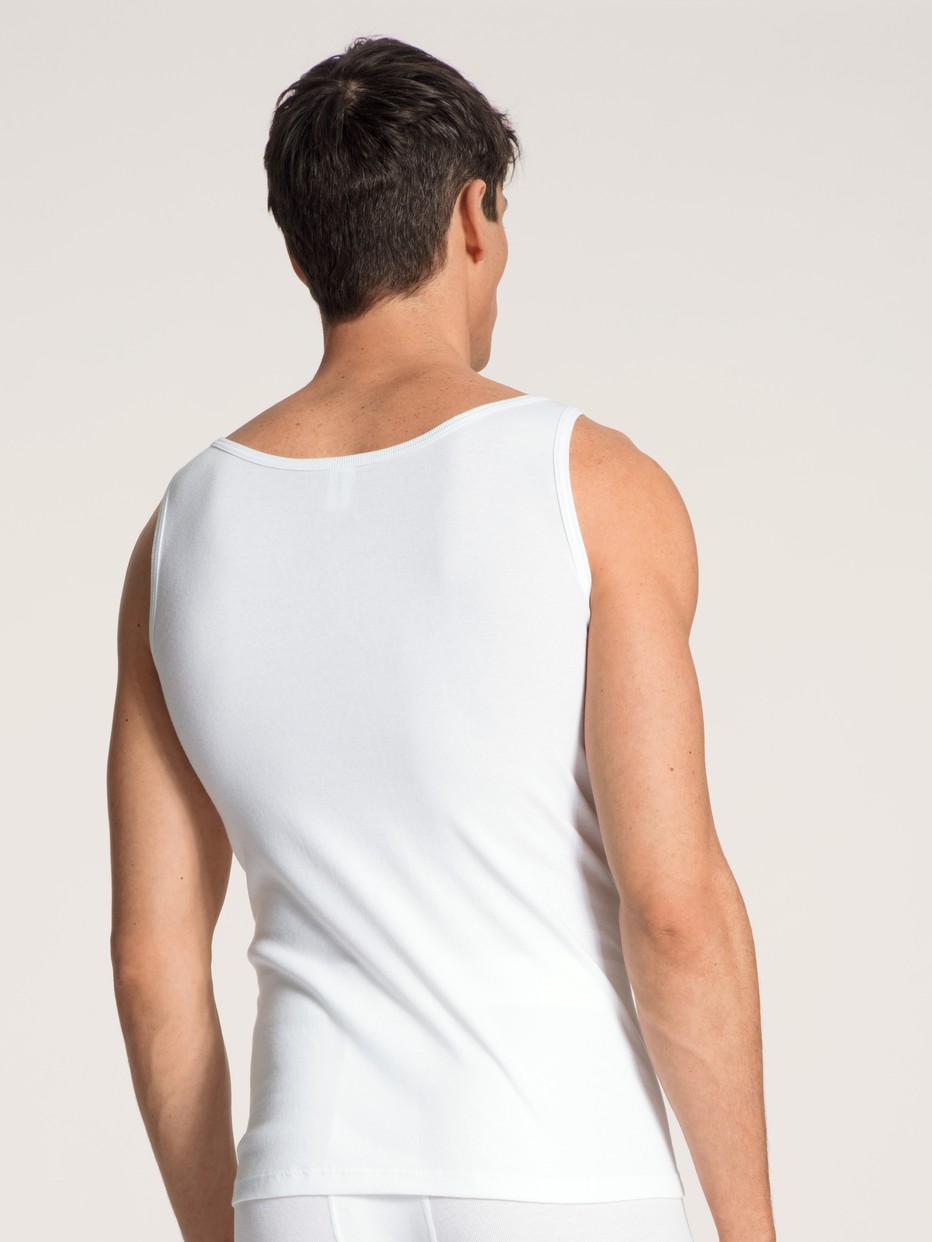 La modella / Il modello Uomo indossa  in 100% cotone di colore Bianco, Tinta unita, della serie Cotton 1:1 Duo di CALIDA, Vista posteriore