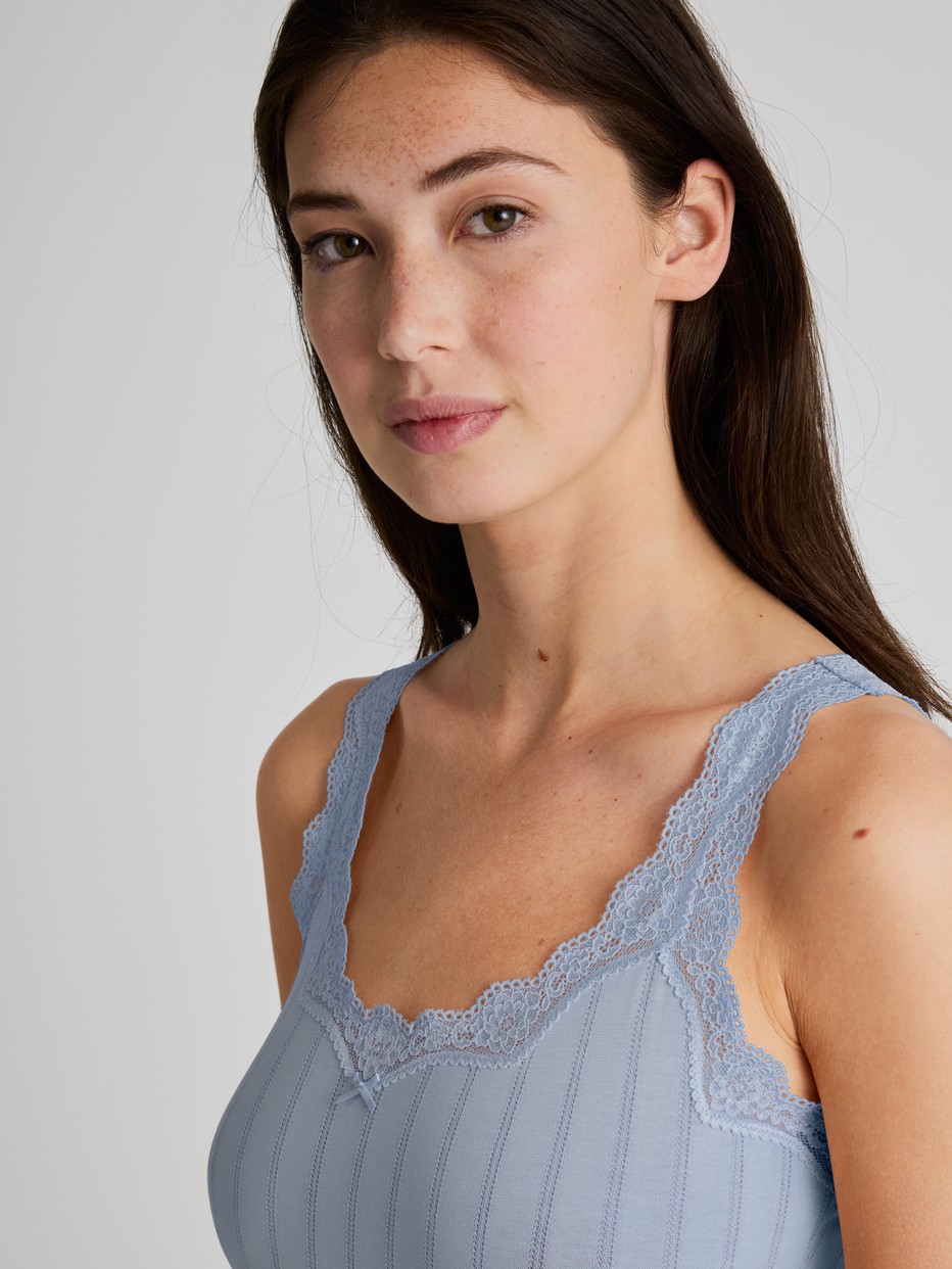 Damen-Model trägt Tank-Top aus Baumwolle in Blau, Spitze aus Serie Etude Toujours von CALIDA, Detail